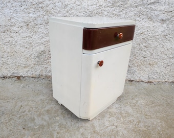 Mesa de cabeceira moderna de meados do século / Mesa de cabeceira repintada / Mesa de cabeceira antiga com espaço para armazenamento / Mesa de cabeceira retrô iugoslava dos anos 70