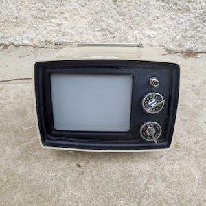 Televisore portatile NEC giapponese di metà secolo, pezzo da collezione retrò, funzionante, anni '60.