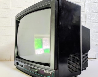 TV portátil vintage Philips funcionando / TV de plástico / TV colorida / TV funcionando / TV retrô / TV preta / Milão, Itália / Anos 90