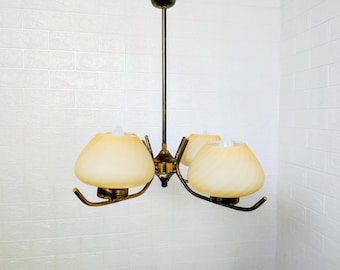 Lustre moderno de meados do século XX: quatro cúpulas de vidro amarelo, braços de latão, luminária pendente iugoslava dos anos 70.