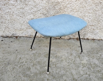 Puf estofado azul estilo moderno de meados do século XX: Iugoslávia, anos 70, banqueta de metal