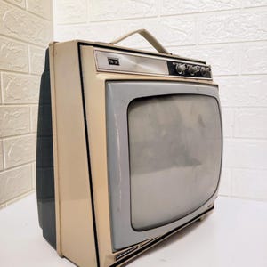Vintage Portable Old Television / Old Universum TV / 60s / Retro Universum TV / No-Working Tv / Mid Century Modern Tv/ Home Decor