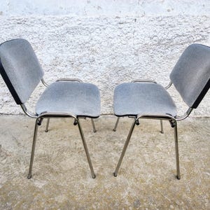 Coppia retrò di sedie da ufficio in metallo argentato / Sedie da ufficio moderne / Sedie in stile Bauhaus / Mobili moderni di metà secolo / Sedie da pranzo retrò