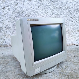 Retro Hewlett Packard datorskärm: Mid Century CRT-bordsskärm (icke-fungerande) från 90-talet