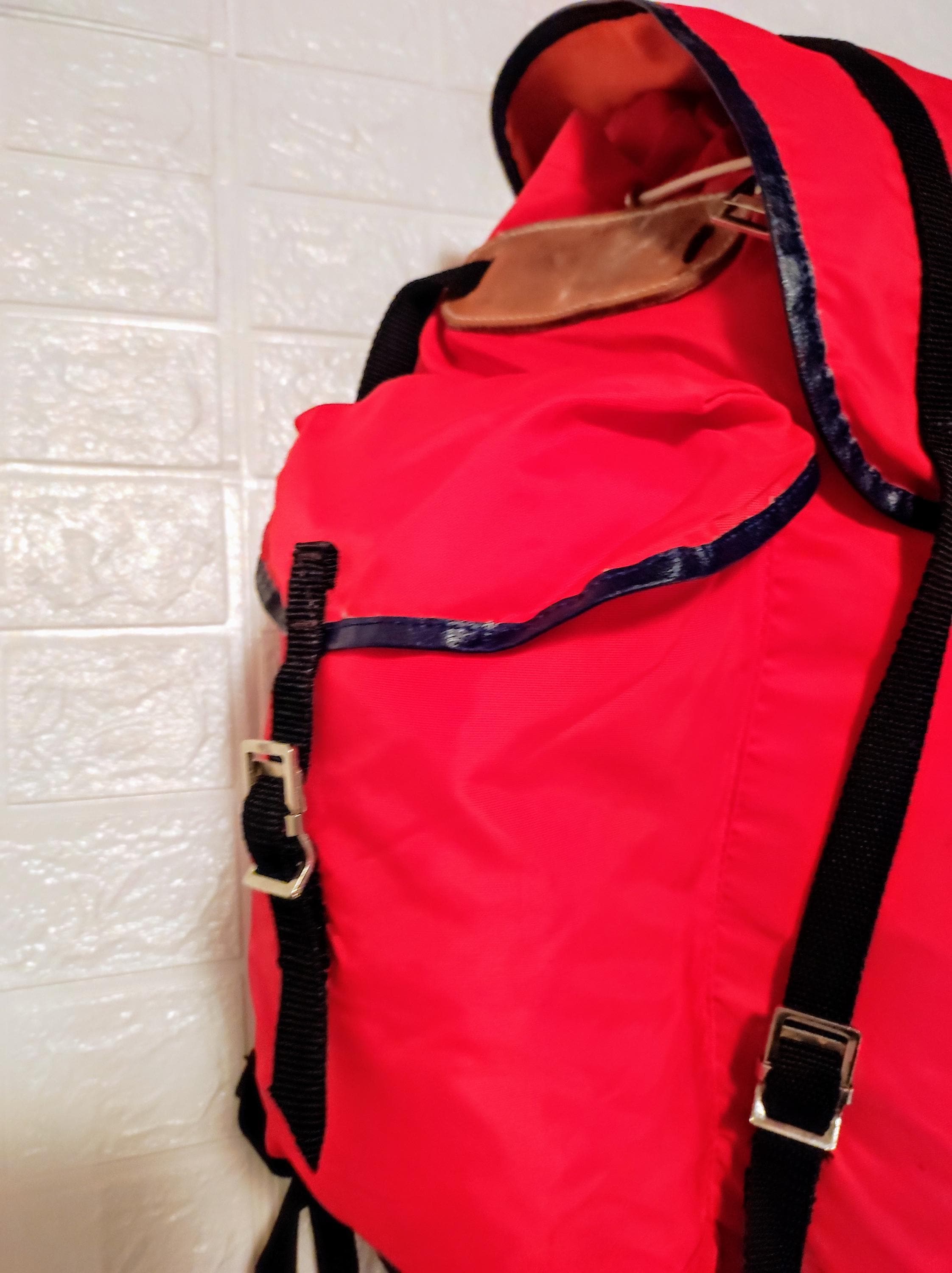Sac à dos en toile armée vintage des années 1970 avec harnais en lin sac à dos kaki randonnée rétro vieille école haut rabat sangle et fermeture à