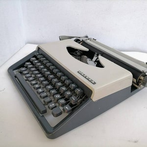 Vintage Mechanical Typewriter / White Working Typewriter / Typewriter With Case / Typing Machine / Olivia Typewriter / 70&#39;s Yugoslavia