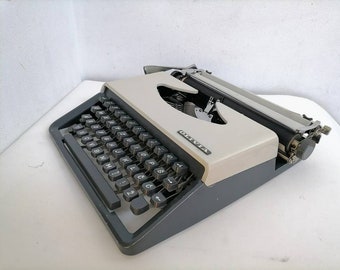 Vintage Mechanical Typewriter / White Working Typewriter / Typewriter With Case / Typing Machine / Olivia Typewriter / 70's Yugoslavia