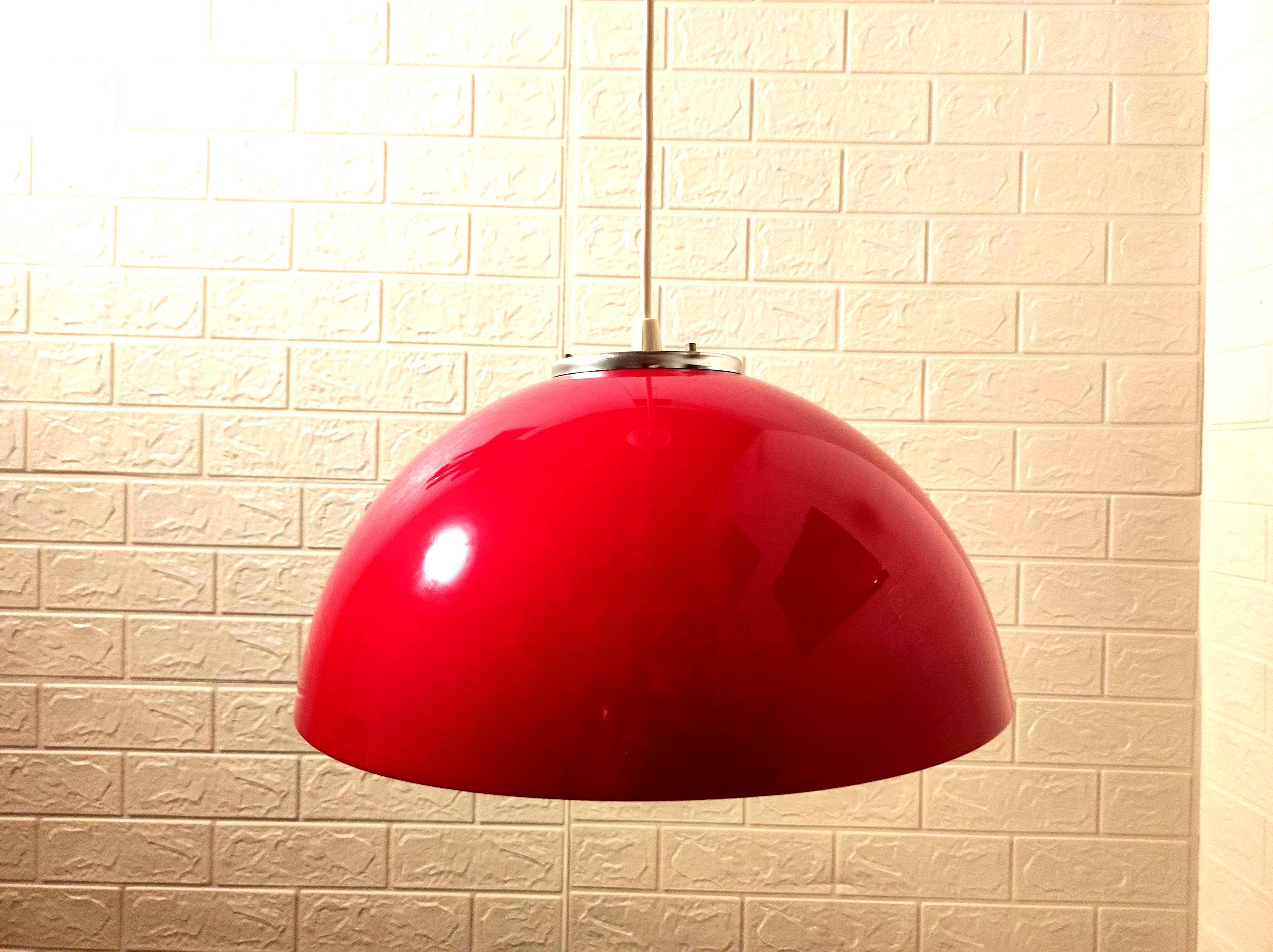 ヴィンテージレッドのグッツィーニ製シーリングランプ：70年代の