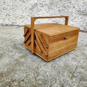 Costurero de madera vintage / Costurero antiguo plegable / Organizador de costura moderno / Cesta de costura retro / Decoración moderna para el hogar / Regalo de costura vintage / Años 80