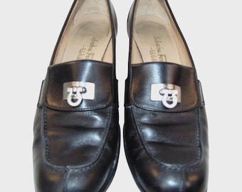 Vintage 1990er Jahre Ferragamo Schwarz Leder Gancini Heeled Loafers Damen 8.5 A (Schmal)