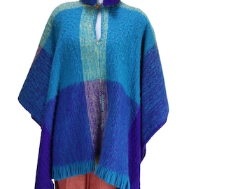 Poncho/mantella vintage in lana lavorata a mano, blu e viola con frange, stile boho oversize, anni '70, fatto a mano