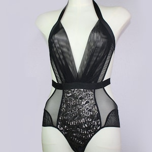 ALLUVIA BODY SAMPLE/ (S) Body Suit. Mesh Panels + Stretch Seide Kurz+ Gold Pailletten Detail. HalfterHalsstil + Vollschliff kurz, Low-rise