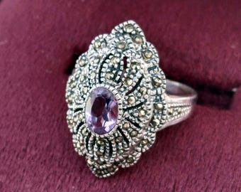 Anillo llamativo de amatista y marcasita, banda de plata de ley, joyería vintage con piedras preciosas ornamentadas.