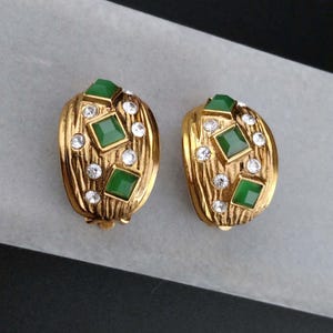 Pendientes de clip con diamantes de imitación verdes y tono dorado, bisutería vintage de los años 80.