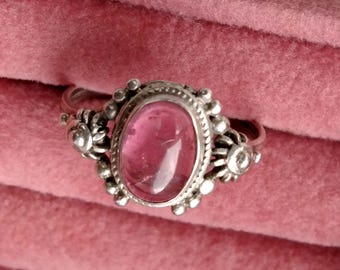 Anillo etrusco de filigrana de plata de ley con turmalina rosa, joyería vintage del chakra del corazón de la década de 1930.
