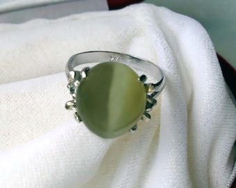 Anel de Jade Nefrita Olho de Gato, Aro Banhado a Ouro Branco 14K, Joia Vintage com Gema Verde