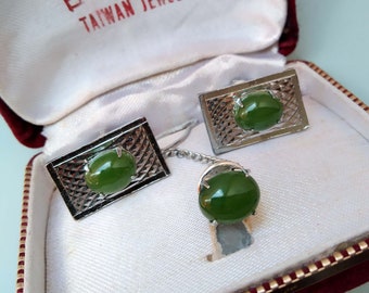 Ovale grüne Jade-Cabochon-Manschettenknöpfe, Edelstein-Krawattennadel-Set, 1960er Jahre Vintage taiwanesischer Nephrit, Natursteinschmuck für Männer