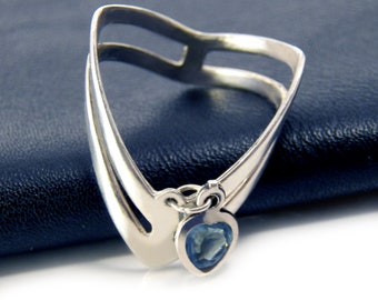 Anillo de plata de ley con doble diseño de espiga y banda en V, colgante de corazón azul con circonita cúbica.