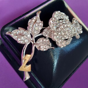 Broche de rosa con diamantes de imitación pavé, broche dorado con forma de rama y hojas, bisutería vintage en tono plateado.