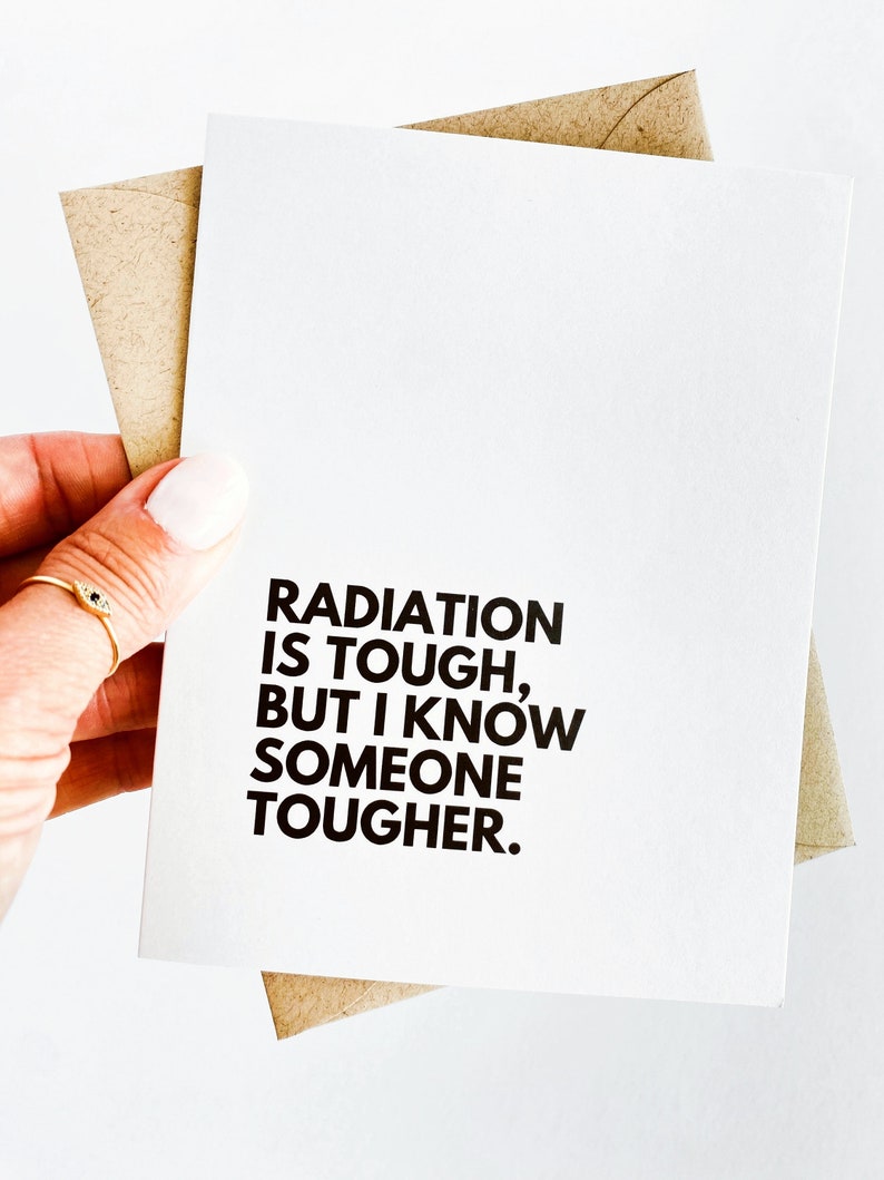 Op de afbeelding: Een witte kaart met zwarte tekst die "Radiation is tough, but I know someone tougher." zegt.