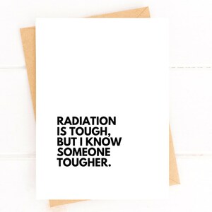 Op de afbeelding: Een witte kaart met zwarte tekst die "Radiation is tough, but I know someone tougher." zegt.