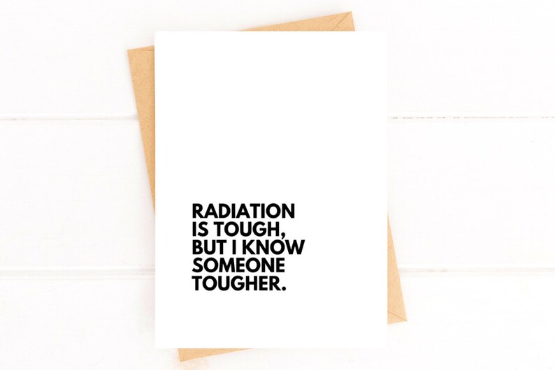 Op de afbeelding: Een witte kaart met zwarte tekst die "Radiation is tough, but I know someone tougher." zegt.