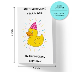 Puede incluir: Tarjeta de felicitación blanca, de 12,7 cm de ancho y 17,8 cm de alto, con un pato amarillo de dibujos animados con un gorro de fiesta rosa. La tarjeta dice "ANOTHER DUCKING YEAR OLDER" y "HAPPY DUCKING BIRTHDAY." Descarga digital disponible.