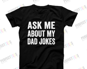 Könnte beinhalten: Schwarzes T-Shirt mit dem weißen Text "ASK ME ABOUT MY DAD JOKES". Das T-Shirt hat einen Rundhalsausschnitt und scheint aus Baumwolle zu sein. Ein lustiges Geschenk für jeden, der Witze mag.
