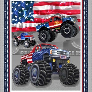 Pode incluir: Um design patriótico com três monster trucks com temas da bandeira americana. Os caminhões são vermelhos, brancos e azuis, em um fundo de uma bandeira americana tremulando. A borda diz "LAND OF THE FREE!"