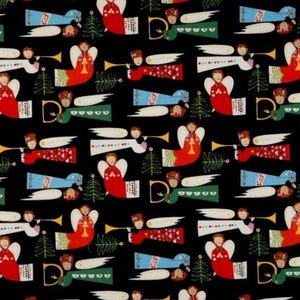 Può includere: Motivo ripetuto su sfondo nero con angeli stilizzati che suonano la tromba, con ali bianche e vesti rosse, blu e bianche. Alberi di Natale verdi ed elementi decorativi completano il design festivo.