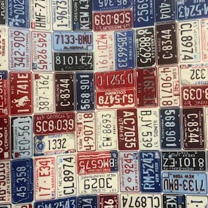 Könnte beinhalten: Stoff mit einem sich wiederholenden Muster aus alten Nummernschildern aus verschiedenen US-Bundesstaaten, mit einer Mischung aus Farben, Zahlen und Staatsnamen. Ein nostalgisches Design.