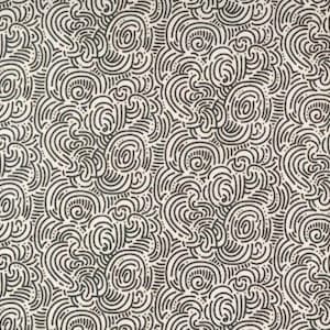 Może przedstawiać: Powtarzający się wzór czarnych, wirujących linii na kremowym tle. Projekt przypomina serię połączonych, abstrakcyjnych kształtów, tworząc teksturowany, organiczny wygląd. Wzór jest gęsty i pokrywa całą powierzchnię.