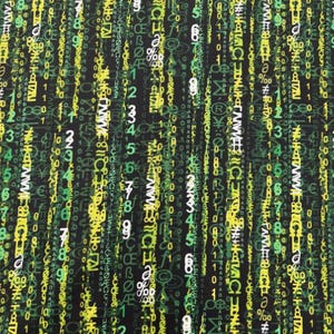 Peut inclure: Tissu noir avec un motif répété de chiffres, symboles et lettres verts, jaunes et blancs. Le motif ressemble à un effet de pluie numérique, avec des lignes verticales de caractères en cascade sur la surface.