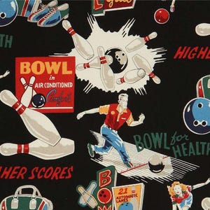 以下が含まれることがあります： レトロなボウリングをテーマにした黒い生地。デザインには、ボウリングのピン、ボウリングボール、ボウラーが含まれています。「BOWL in AIR CONDITIONED Comfort」、「HIGHER SCORES」、「BOWL for HEALTH」などのテキストが含まれています。