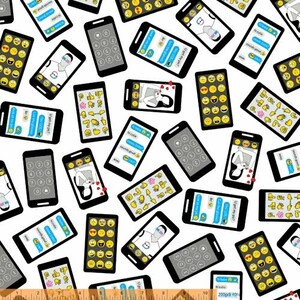 Puede incluir: Tela blanca con un patrón repetido de teléfonos inteligentes negros. Algunos teléfonos muestran emojis, otros burbujas de texto y algunos tienen una persona con gafas. Los teléfonos están en varias orientaciones.