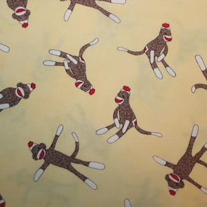 Puede incluir: Un letrero de madera rústica con el texto "Welcome to our home" en letras blancas. El letrero presenta un acabado envejecido y un diseño sencillo y acogedor, perfecto para un porche o entrada.