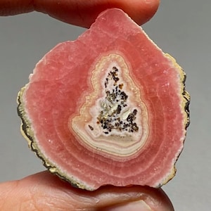 Lámina de rodocrosita natural argentina para la fabricación de joyas (36x35x5 mm) (64,10 ct)