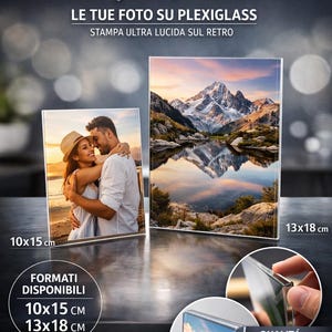 Peut inclure: Deux impressions photo rectangulaires sur plexiglas représentant un couple et un paysage de montagne. Les tirages sont étiquetés 10x15 cm et 13x18 cm. Le texte inclut FOTOGLASS by Cosepazz, LE TUE FOTO SU PLEXIGLASS et FORMATI DISPONIBILI.