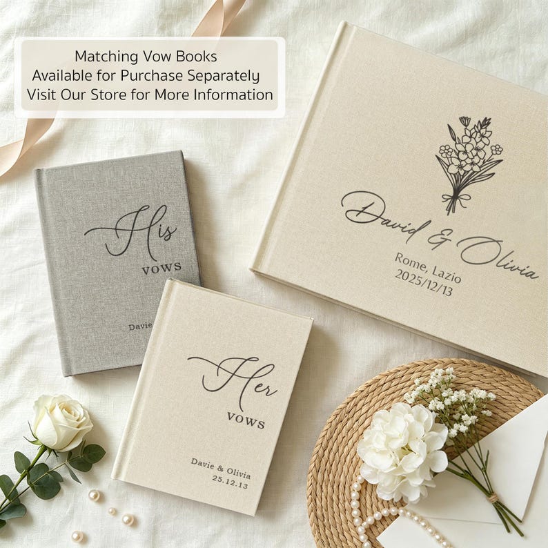 Puede incluir: Una colecci&oacute;n de libros de votos de boda en varios tama&ntilde;os y colores. Un libro es gris y dice "His Vows". Otro es de color crema y dice "Her Vows". Tambi&eacute;n hay un libro crema m&aacute;s grande, con los nombres "David & Olivia" y la fecha "2025/12/13".