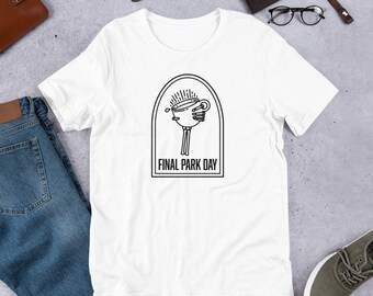Könnte beinhalten: Weißes T-Shirt mit einer schwarz-weißen Illustration einer Kaffeetasse, aus der Dampf aufsteigt. Der Text "FINAL PARK DAY" befindet sich unterhalb der Illustration.
