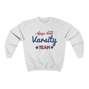 Amos Cola Varsity Retro 80s Collegiate Unisex Adult Heavy Blend Crewneck Sudadera (5 colores disponibles)