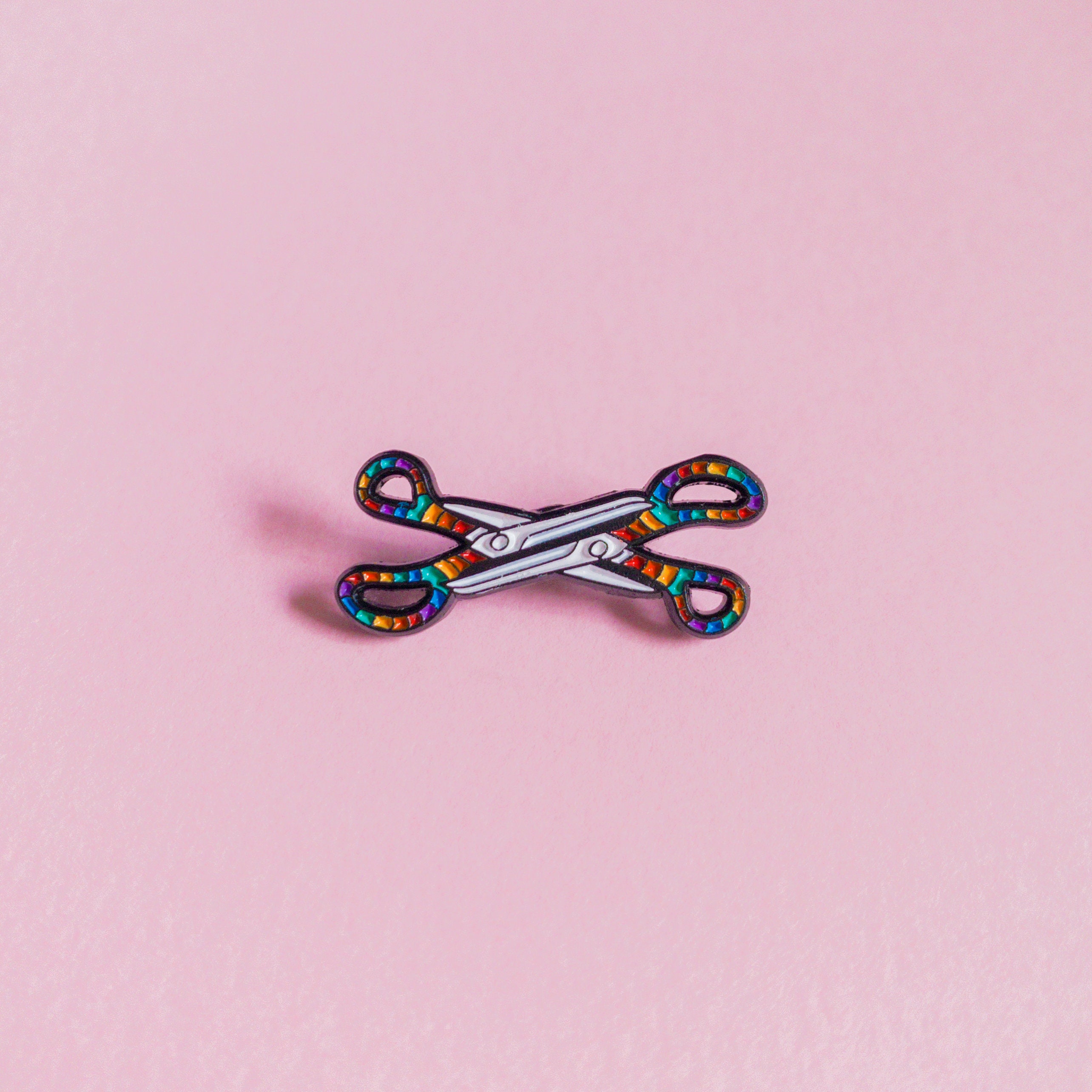 Ciseaux lesbiennes Pride Pin Badge de fierté subtile Lesbian Bisexual LGBT  Rainbow Queer Badge Lesbian Gay Trans Émail Pin Accessoire Discret - Etsy  France