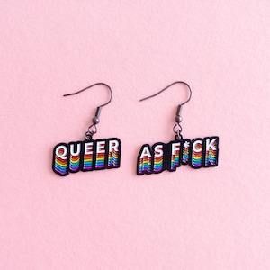 Orgullo Pendientes Sutil Queer AF LGBT Pendiente — Queer as fuck Lesbiana Bisexual Gay LGBT Rainbow Queer Pendientes Sutil Orgullo Accesorio Discreto