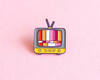 Pin de orgullo sutil Insignia de orgullo de televisión retro vintage lésbica — Insignia de orgullo LGBT minimalista de estilo retro Pin de esmalte gay Accesorio de orgullo