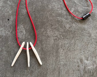 Keramische handgemaakte kralen ketting, porselein natuurlijke kleur bot vorm kralen op een lederen string, schone minimalistische ketting, mode-sieraden ##