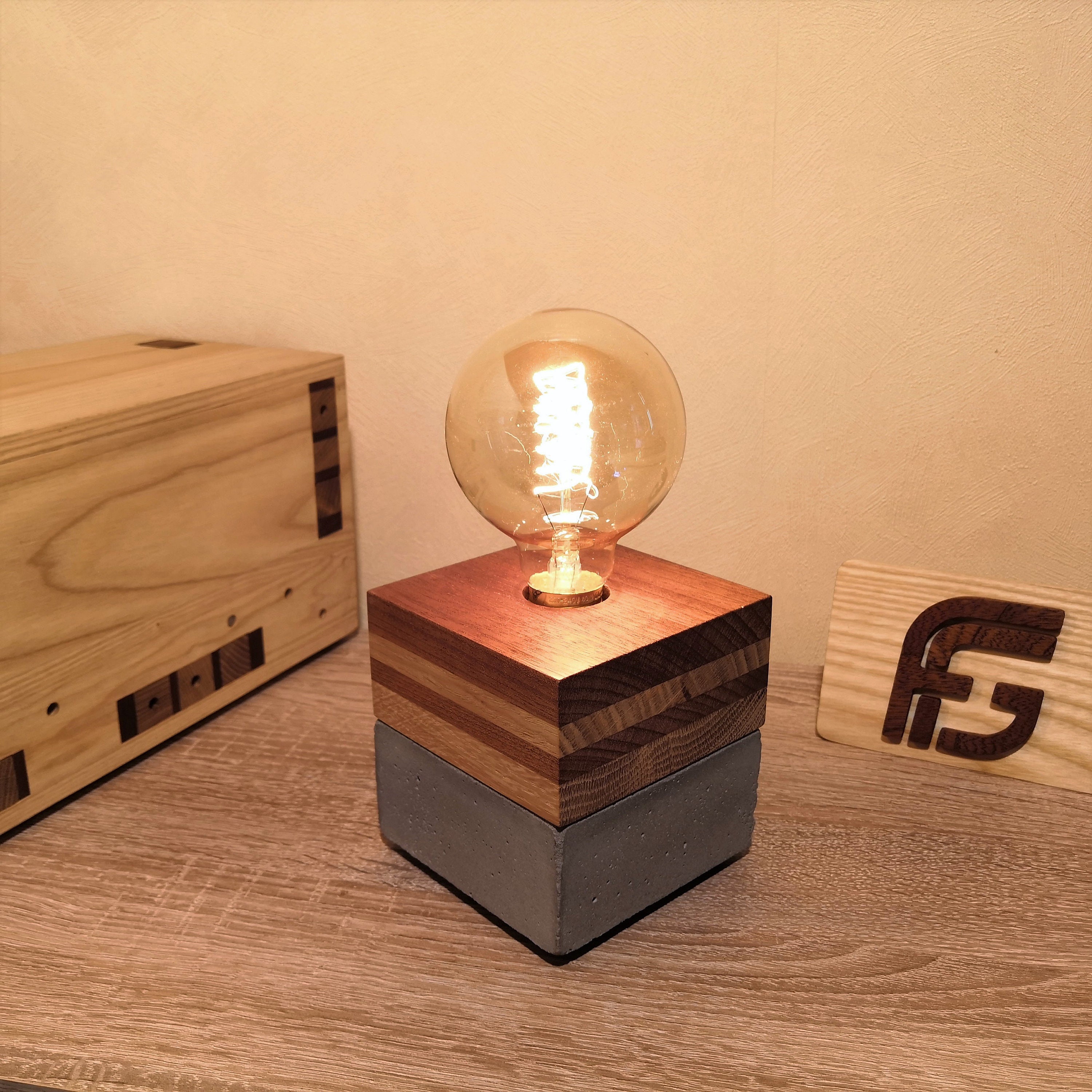 Lampe de Table en Béton et Bois, Ampoule Edison