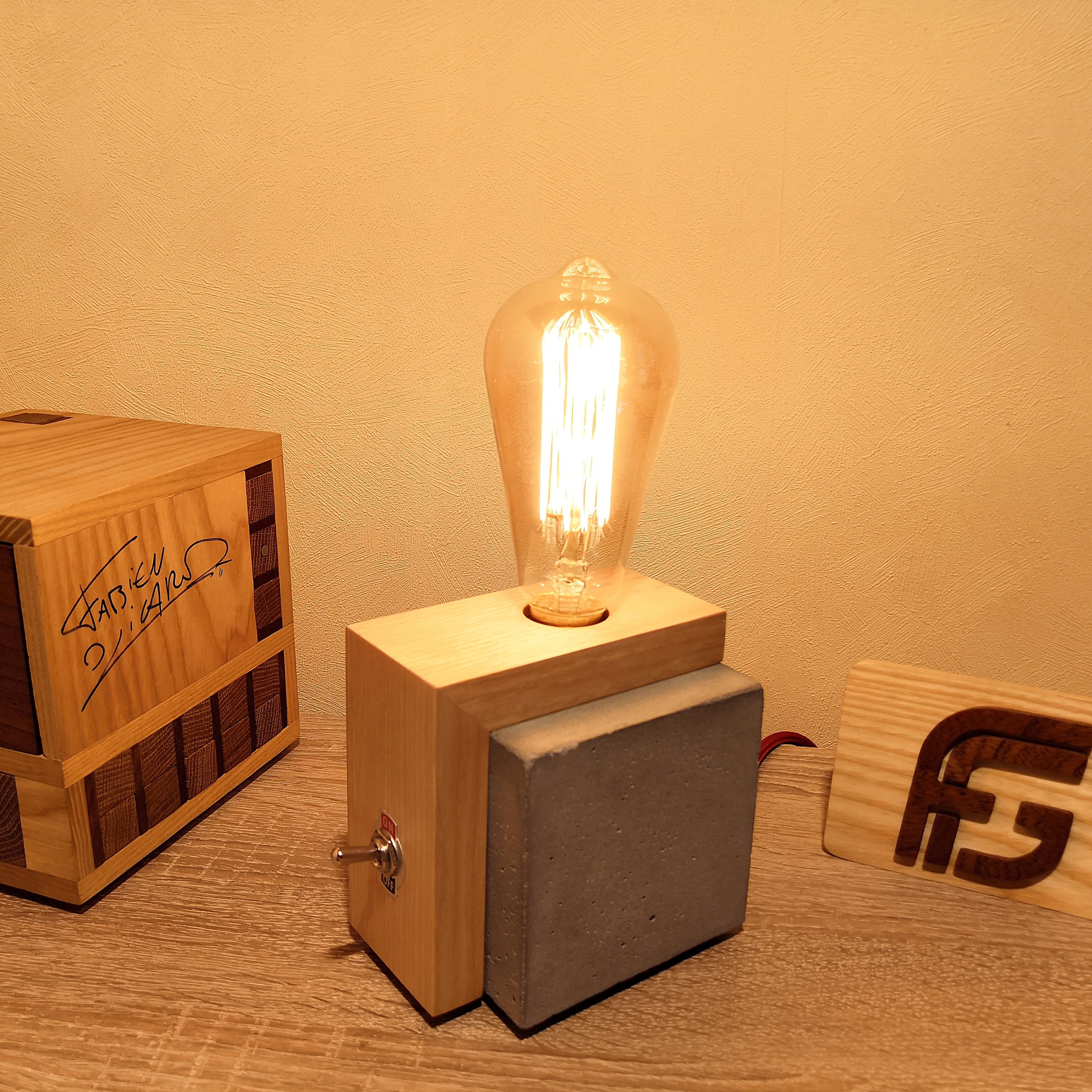 Lampe de Table en Béton et Bois, Style Industriel, avec Interrupteur Ampoule Edison