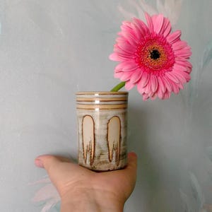 Pequeño jarrón de cerámica hecho a mano Mounter Callandar. Scottish Studio Art Pottery. Interior del hogar. Decoración del hogar. Arcilla, jarrón de cerámica hecho a mano