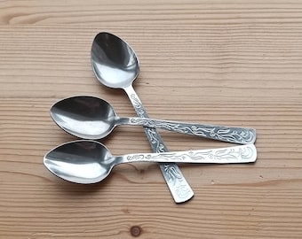 cucchiaini espresso piccoli in acciaio inox. Set vintage sovietico di 3 cucchiai con motivo sui manici. URSS anni '70.