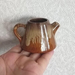 Vintage kleine kan, kleine koffiepot handgemaakt, Sovjet-Lets geglazuurd aardewerk